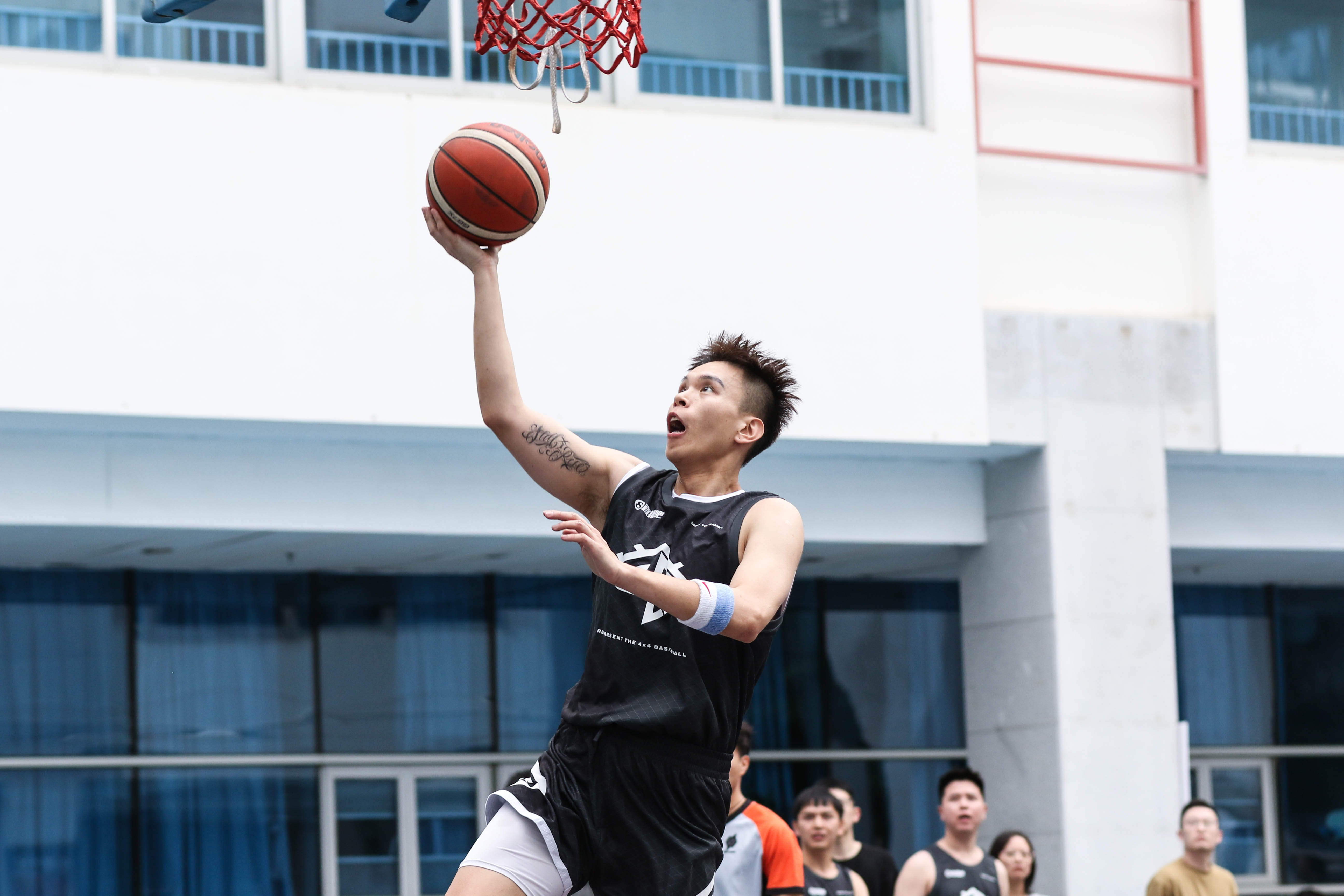 包含球队的篮球训练备战竞赛季，全员拼尽全力的词条