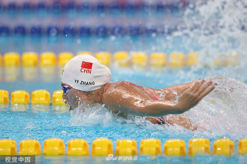 荷兰选手在游泳比赛中刷新个人最佳成绩